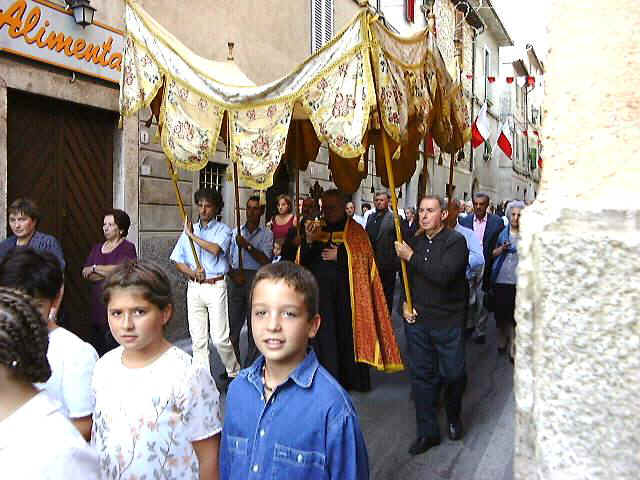 Andrea and Vezio hold the front supports